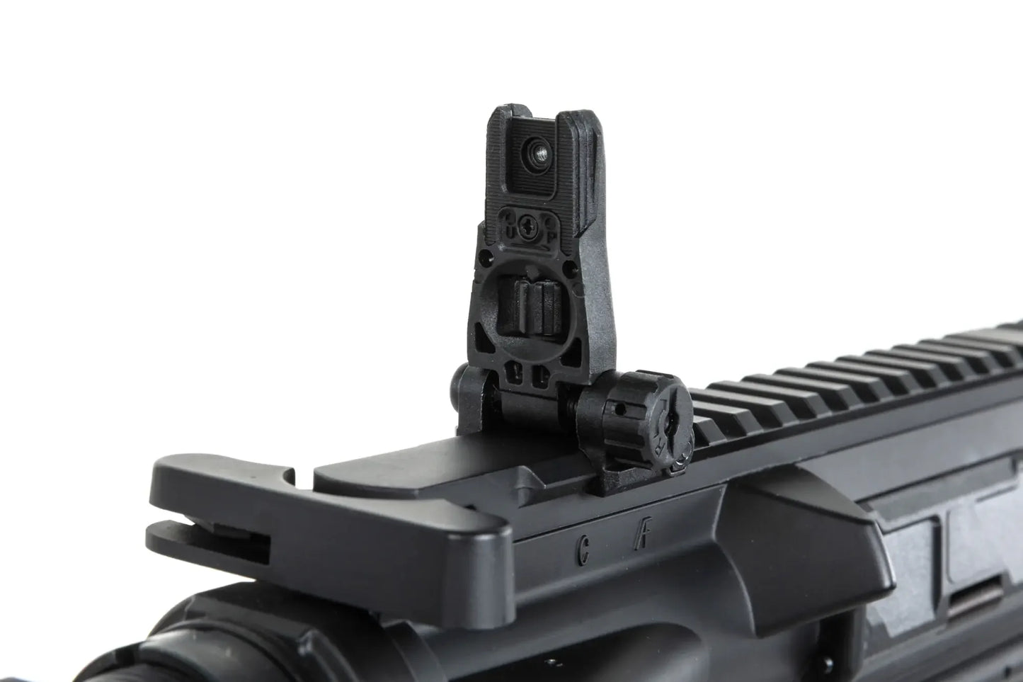 Vue rapprochée d'un viseur arrière TRINITY ARMAMENT GA-TA02 monté sur un pistolet AEG noir