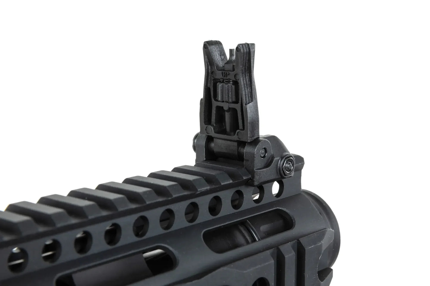 Vue rapprochée de la hausse TRINITY ARMAMENT GA-TA02 montée sur un AEG noir