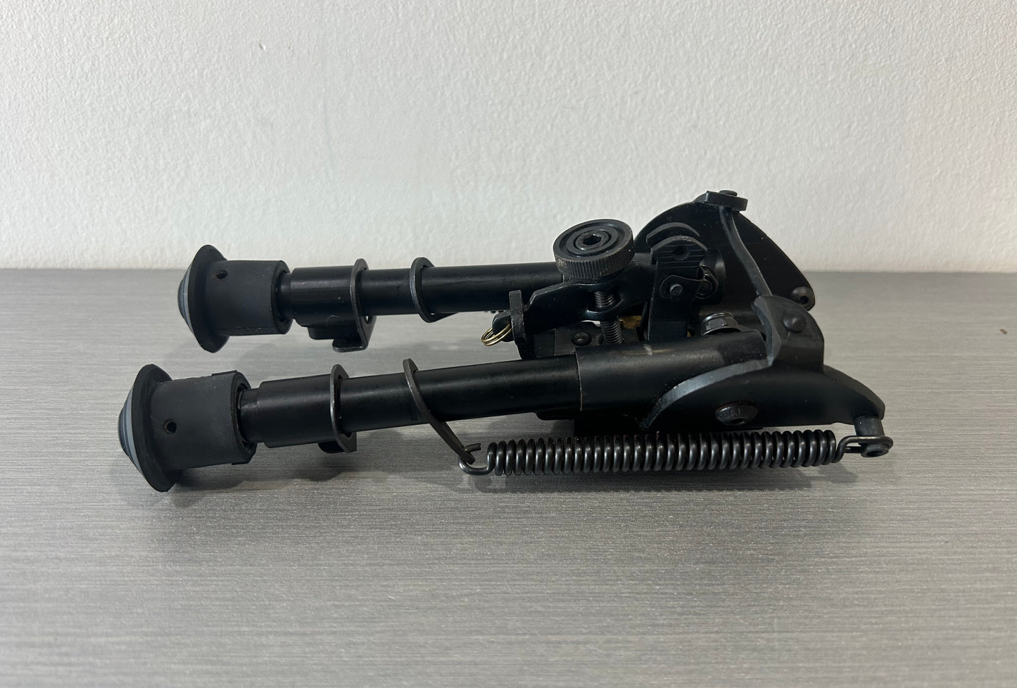 BIPIED 6-9 POUCE HAUTEUR REGLABLE, PLIABLE AVEC ADAPTATEUR DE MONTAGE DE 20mm USAGE