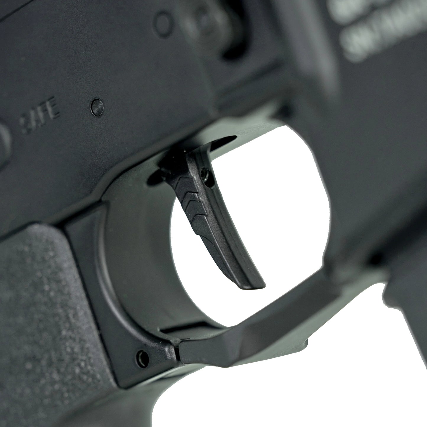 Gros plan sur la gâchette du TRINITY ARMAMENT GA-TA02 AEG noir avec détails texturés