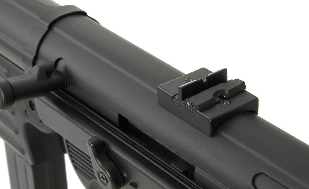 Détail en gros plan de la réplique AGM MP40 AEG avec rail de visée en métal noir