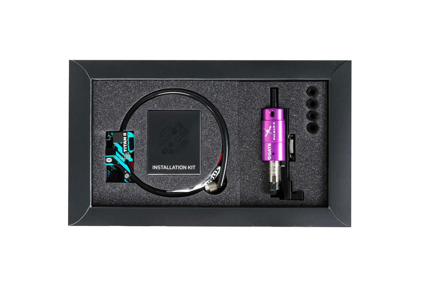 Kit interne GATE PULSAR D avec composants électroniques et accessoires d'installation dans un coffret noir