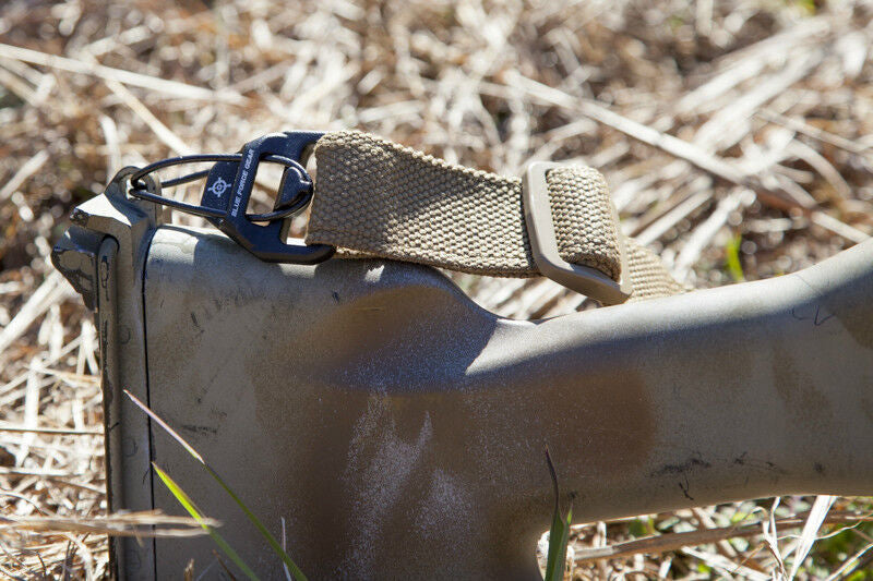 District Airsoft CEINTURE A DETACHEMENT tan quick release tactical rifle sling attached to stock in grass