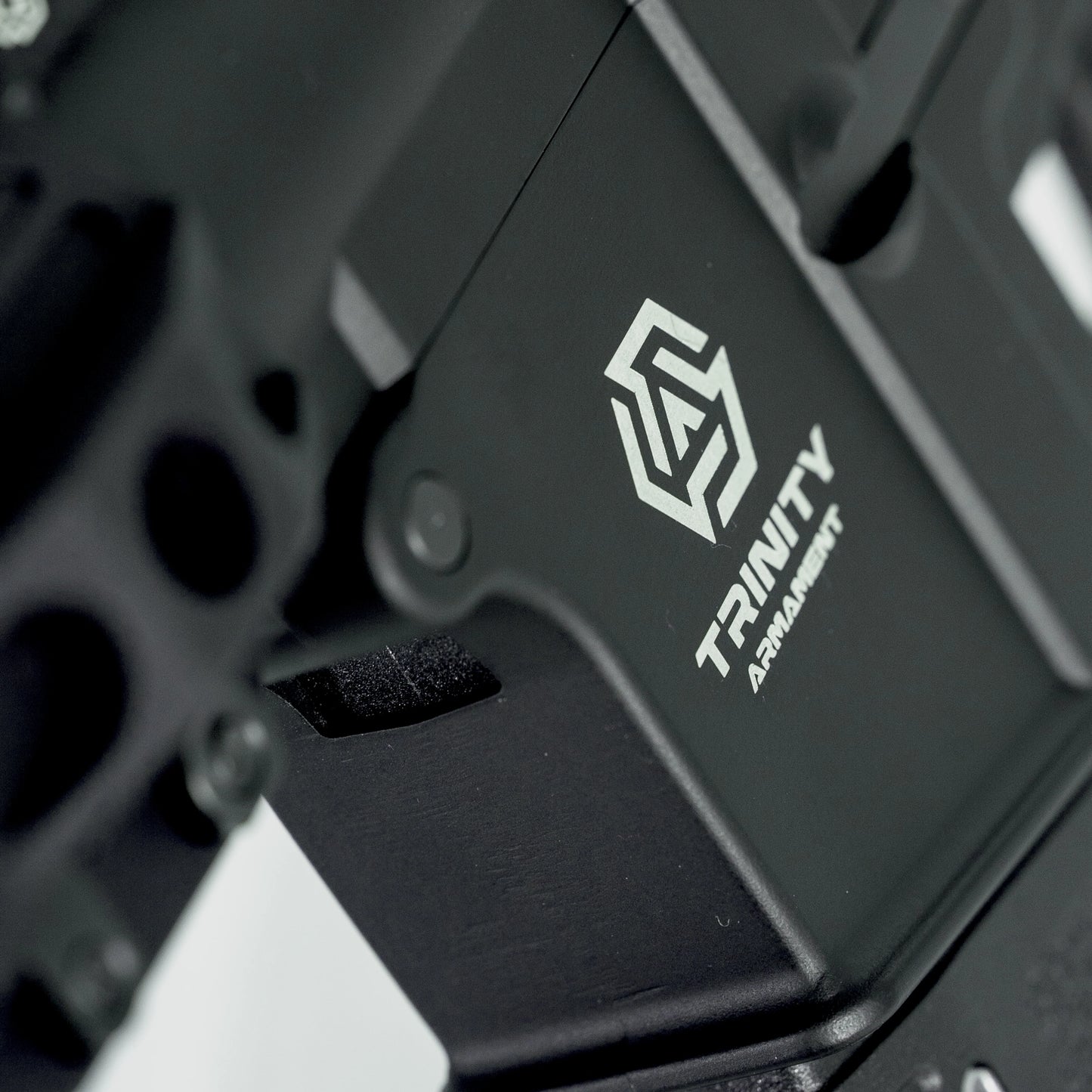 Détail du chargeur AEG TRINITY ARMAMENT GA-TA01 avec logo Trinity Armament visible