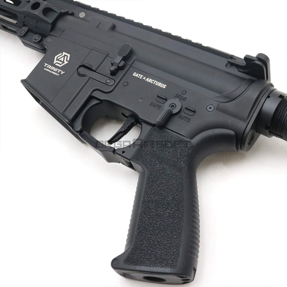 Détail du pistolet AEG TRINITY ARMAMENT GA-TA01 avec poignée texturée et finition noire