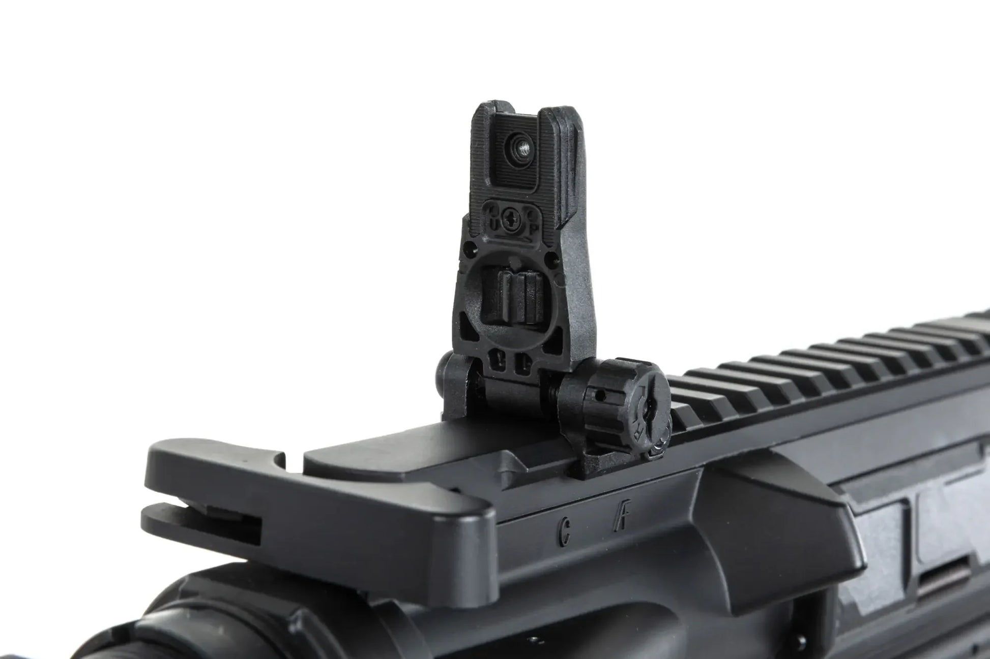 Vue rapprochée d'un viseur arrière TRINITY ARMAMENT GA-TA02 monté sur un pistolet AEG noir