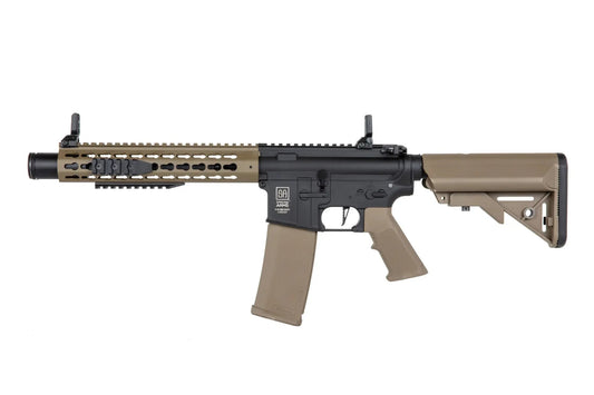 Réplique AEG Specna Arms M4 C07 TAN, disponible chez DistrictAirsoft à Berthierville, Lanaudière, idéale pour CQB et terrains variés.