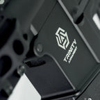 Gros plan sur la crosse noire de l'AEG TRINITY ARMAMENT GA-TA02 avec logo blanc Trinity Armament