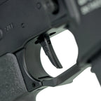 Gros plan sur la gâchette noire de l'AEG TRINITY ARMAMENT GA-TA03 avec détails texturés